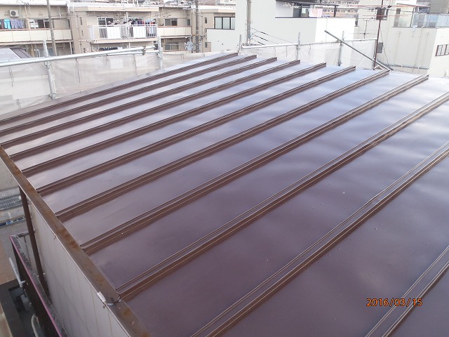 物置のトタン屋根を防水塗装