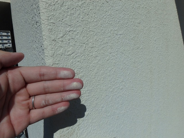 手で触ると粉が付く状態の外壁（白亜化現象）