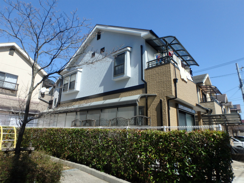 大阪狭山市にて外壁塗装と屋根塗装とベランダ防水工事の施工事例