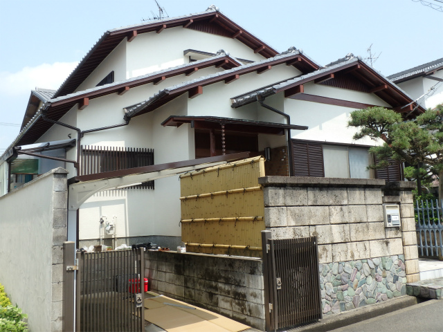 大阪狭山市にて和風の戸建住宅の塗装工事と瓦棒塗装で満足のお声