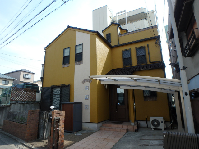 堺市堺区にてモニエル瓦と外壁の二色分け塗装でお喜びのお声です