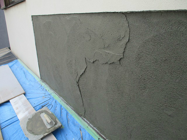 藤井寺市にて住宅塗装 外壁の左官補修の工程をご紹介します。