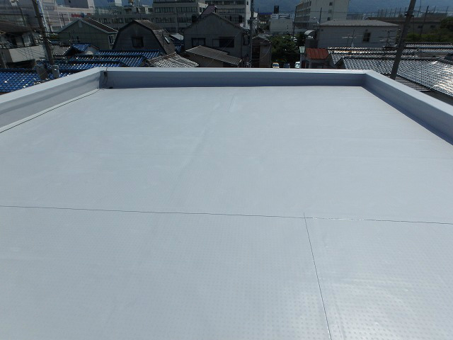 東大阪市にて劣化していた屋上の塩ビシート防水工事の事例