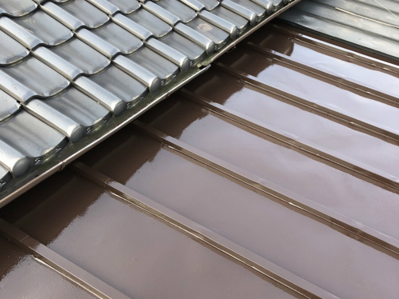 松原市にて屋根補修とトタン屋根塗装と雨樋交換工事の施工事例
