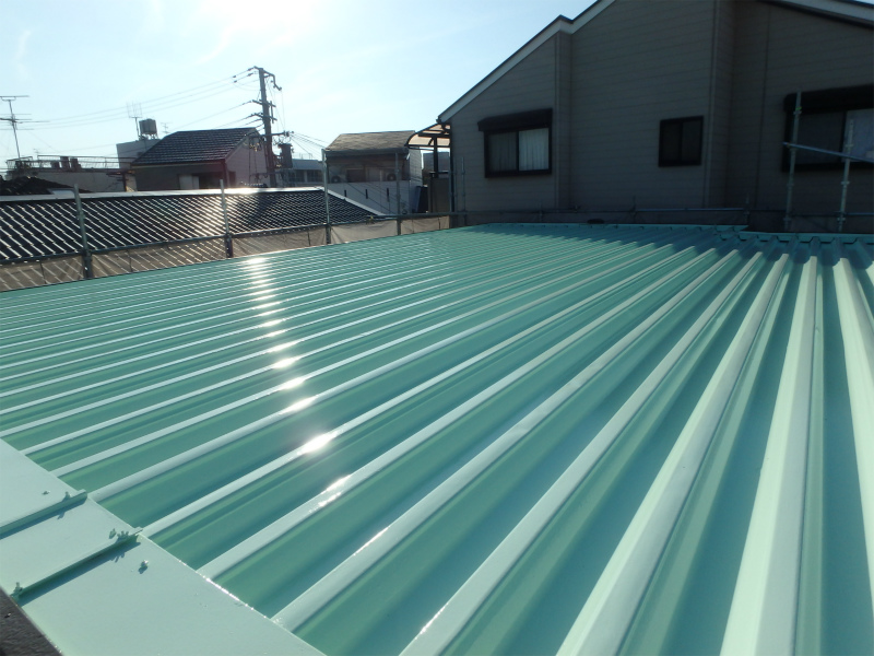 堺市北区にて折半屋根の遮熱塗装 セキスイハイムの施工事例です