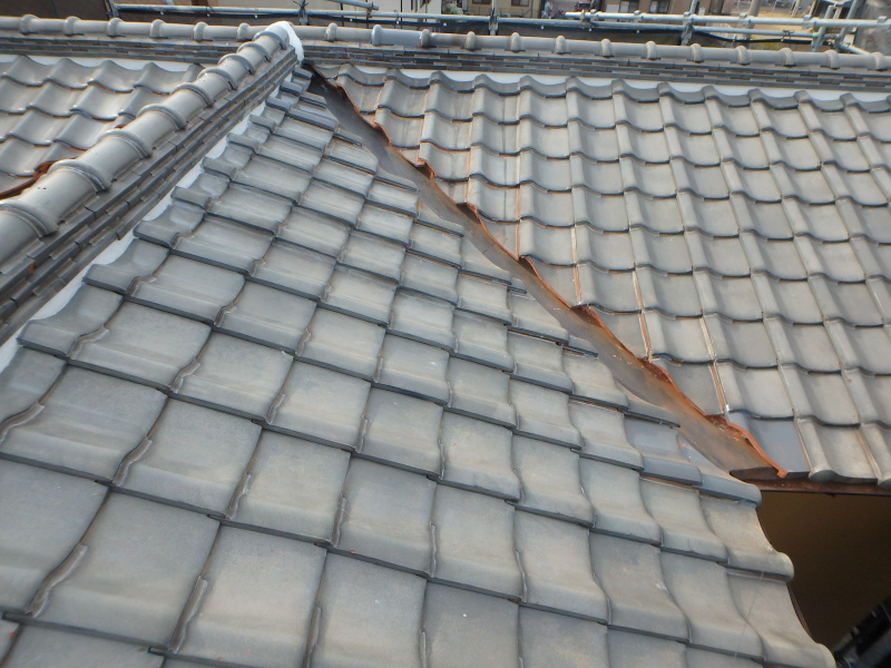 松原市にて外壁塗装と屋根補修工事（漆喰と谷板金入替え）の事例