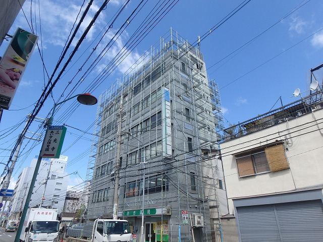 東大阪市の駅前ビルの大規模改修の足場組立現場にきました