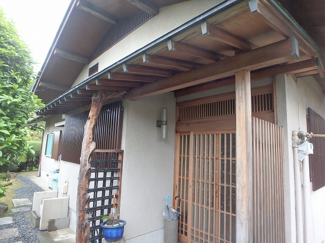 富田林に外壁がボロボロになってきた和風建築の現場調査