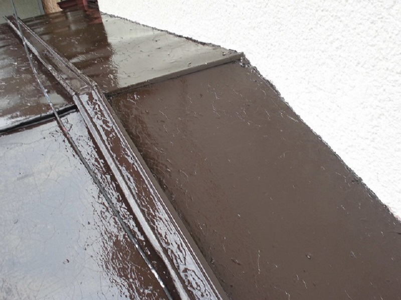 八尾市にてサビが発生し古い塗膜のめくれが目立つ金属屋根の塗装