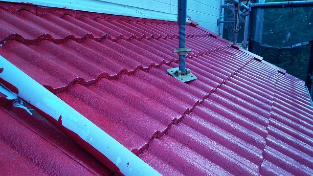 和泉市にて屋根濃彩色で塗装工事中の現場の様子をご紹介致します