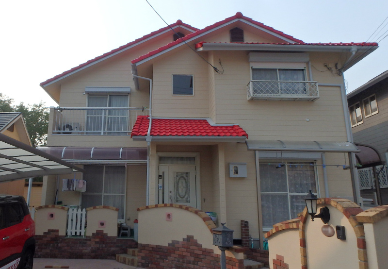 和泉市にて外壁塗装と屋根のモニエル瓦 赤色で塗装の施工事例
