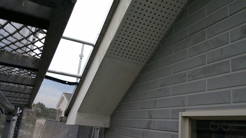 和泉市のお客様宅が本日屋根の中塗り・上塗りの作業工程でした。