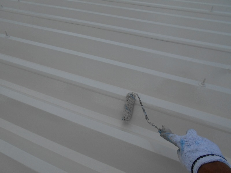 羽曳野市のお客様の折半屋根の塗装工事の様子をご紹介致します。