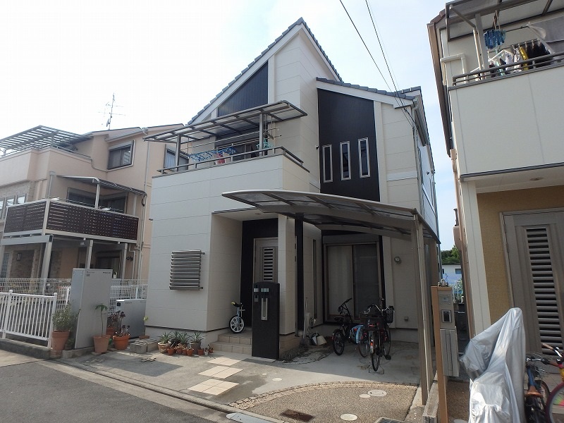 藤井寺市にてコーキング打ち替えと外壁ツートンカラーの施工事例