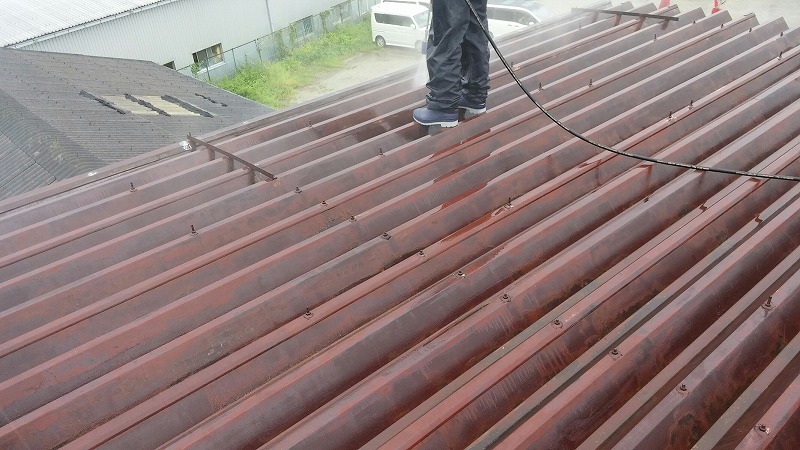 羽曳野市の工場の折半屋根の高圧洗浄作業の様子をご紹介します！