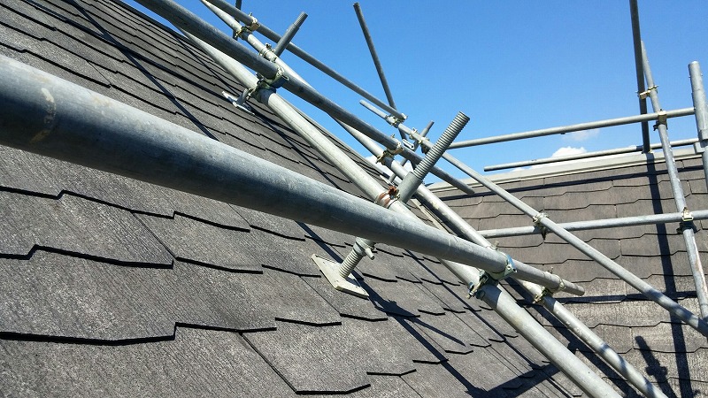勾配のキツい屋根の塗装作業の時に必要な屋根足場って一体何！？
