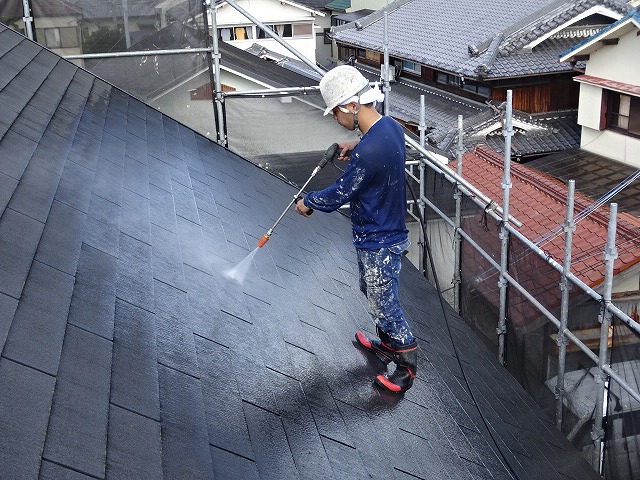 ミサワホームの屋根を高圧洗浄している様子