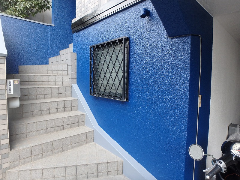 八尾市にて台風被害のあったスレート屋根補修と外壁青色塗装