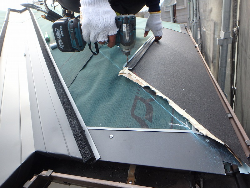 松原市のお客様宅屋根ガルテクトのカバー工法の工程をご紹介します