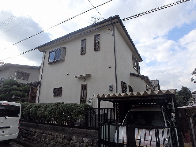 富田林市にてモルタルの外壁にひび割れが目立つお家の点検