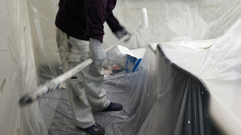 松原市にある当社の事務所の天井部分を自社社員で塗装致しました
