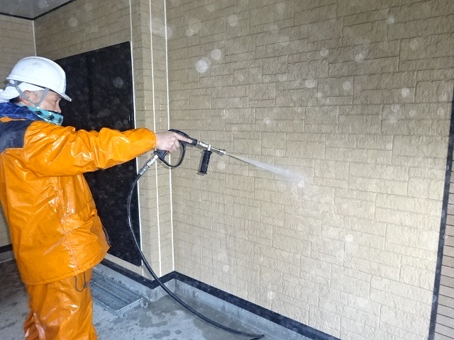 外壁塗装工事の際の【業務用高圧洗浄機】での清掃は重要です！