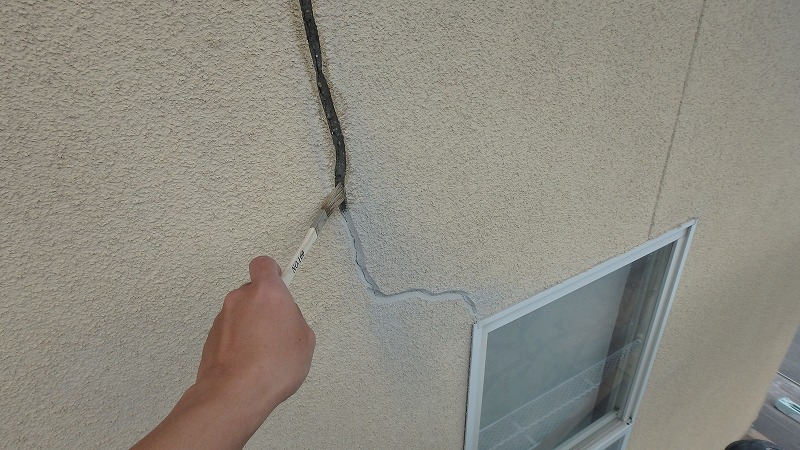 窓枠のひび割れＶカット補修
