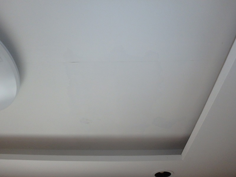 室内の天井（雨漏り箇所）