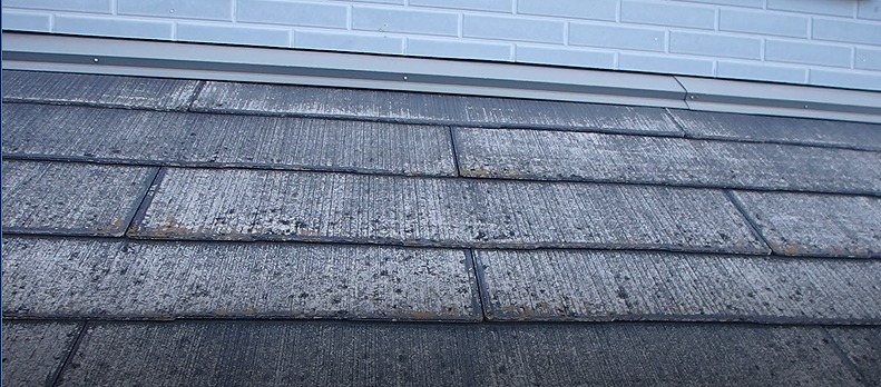 塗り替え工事前のスレート屋根の様子