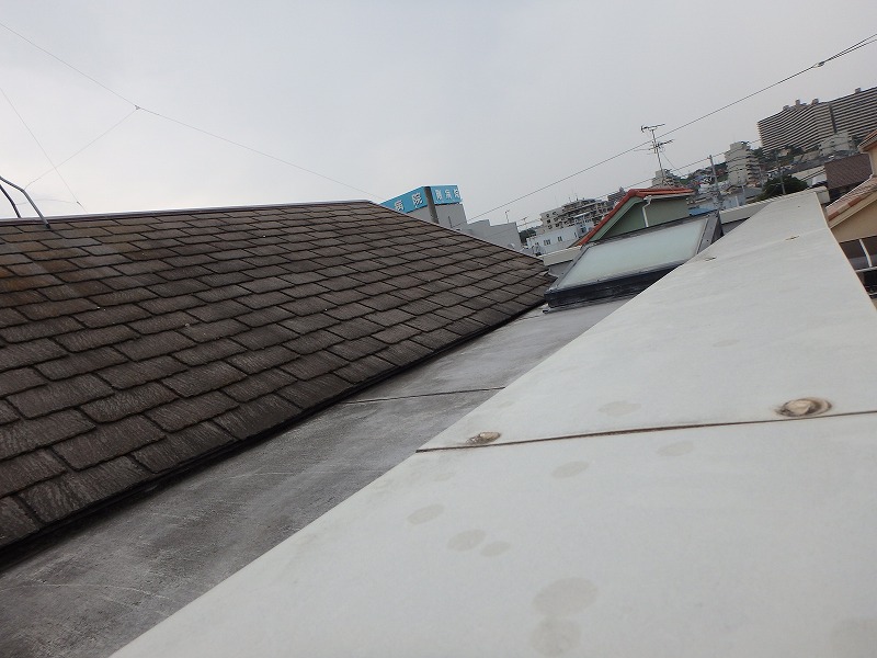 防水工事前の屋根と隣接する屋上の様子