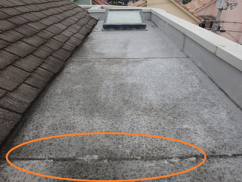 雨漏りの原因となる屋上の防水層