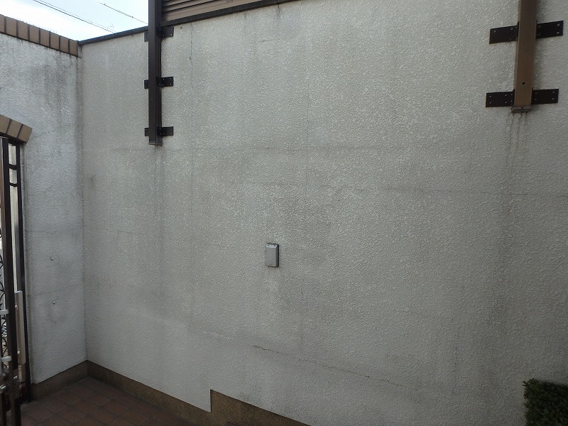 塗り替え前の汚れが目立つ外壁
