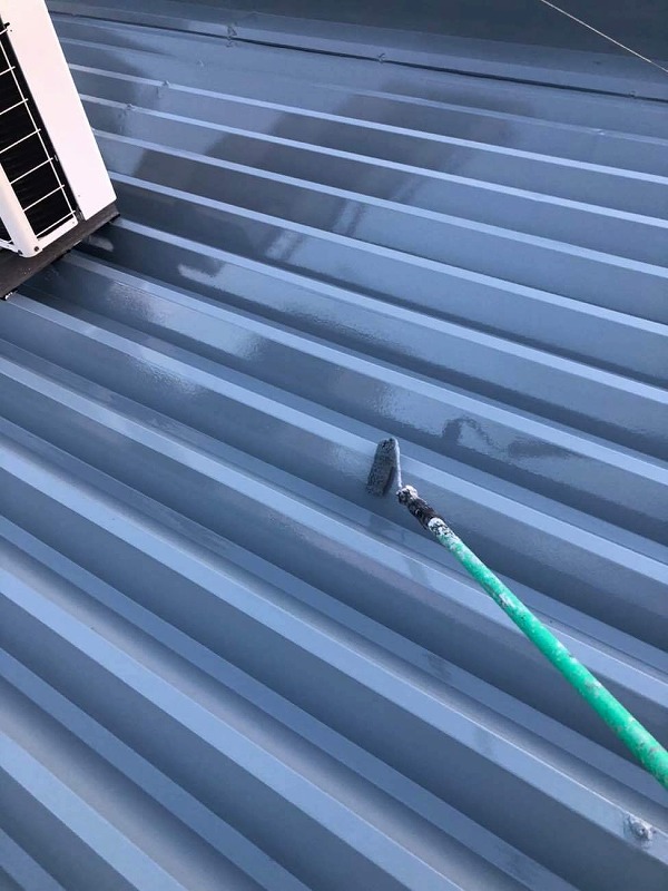折板屋根塗装上塗り
